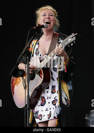 Glastonbury Festival 2008 - due giorni. Martha Wainwright si esibisce sul palco durante il secondo giorno del Glastonbury Festival, Somerset. Foto Stock