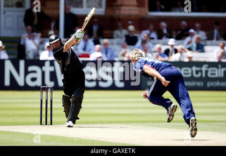 Cricket - NatWest Series - Fifth One Day International - Inghilterra / Nuova Zelanda - Lord's. Scott Styris della Nuova Zelanda colpisce fuori nei suoi inning di 87 durante la serie NatWest un giorno internazionale a Lord's, Londra. Foto Stock