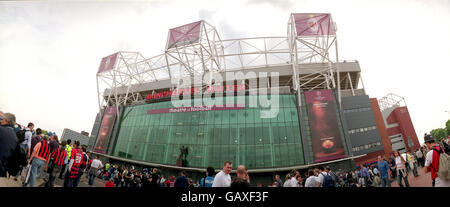 I fan dell'AC Milan e della Juventus si riuniscono all'esterno dell'Old Trafford Stadium prima del gioco Foto Stock