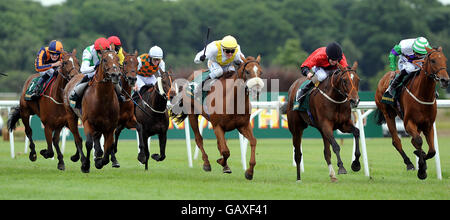 Arc Bleu guidato da Adrian Nicholls (al centro) vince la targa Northumberland di John Smith da Halla San (a destra) e Bogside Theatre (seconda a destra) presso l'ippodromo di Newcastle. Foto Stock