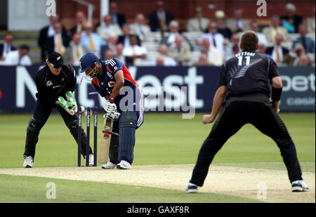 L'inglese Ravi Bopara è invischiato da Daniel Vettori della Nuova Zelanda per il 30 durante la NatWest Series One Day International a Lord's, Londra. Foto Stock