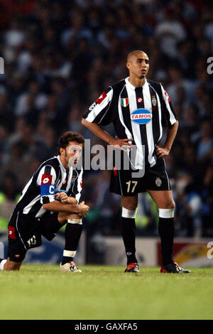 Calcio - UEFA Champions League - finale - Juventus / AC Milan. Alessandro del Piero di Juventus (l) e il compagno di squadra David Trezeguet guardano con ansia la punizione sparare contro AC Milan Foto Stock