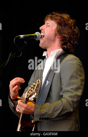 Glastonbury Festival 2008 - due giorni. James Blunt si esibisce sul palco della Piramide durante il secondo giorno del Glastonbury Festival, Somerset. Foto Stock