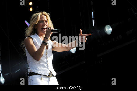 Sheryl Crow si esibisce sul palco principale durante il primo giorno di Hard Rock Calling ad Hyde Park, nel centro di Londra. Foto Stock