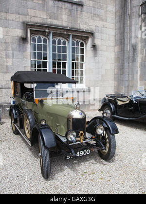 1920s 20s 20s Bullnose Morris Cowley berlina da 1548 cc a Leighton Hall, Carnforth, Lancashire, Lakeland Classic Car Rally luglio 2015. Organizzato da Mark Woodward Classic Events, questo è solo uno dei 12 spettacoli organizzati in diverse località del paese e presenta oltre 400 auto d'epoca, auto d'epoca, motori fissi, spot pubblicitari e veicoli restaurati. Foto Stock