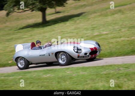 Auto sportiva da 4,2 4235 cc Jaguar D-Type argento anni '1971 70 presso Leighton Hall, Carnforth, Lancashire, Lakeland Classic Car Rally. Questo è solo uno dei 12 spettacoli che si tengono in diverse località del paese e presenta oltre 400 auto d'epoca d'epoca. Foto Stock