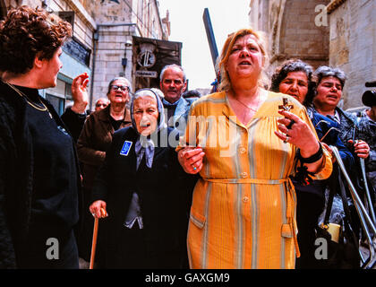 Una processione di Pasqua di devoti cristiani lungo la Via Dolorosa, la Città Vecchia di Gerusalemme, Israele Foto Stock