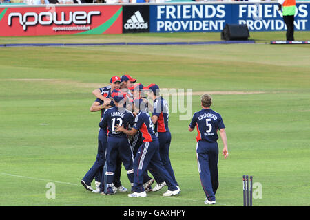 Cricket - NatWest Series - Quarta Giornata Internazionale - Inghilterra / Nuova Zelanda - The Brit Oval. I giocatori inglesi celebrano un wicket Foto Stock