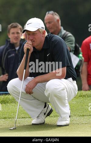 Golf - Irish Open - Third Round - Adare Manor Hotel & Golf Resort - Adare. Richard Finch, inglese, allinea un putt Foto Stock