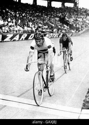 Ciclismo - Campionato Mondiale Amatoriale Sprint - Parigi - 1947. Reg Harris (l) della Gran Bretagna supera la linea per vincere il titolo del Campionato del mondo. Foto Stock