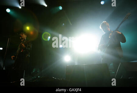 Franz Ferdinand si esibisce in un concerto segreto sul palcoscenico del Parco durante il primo giorno del Festival di Glastonbury, Somerset. Foto Stock