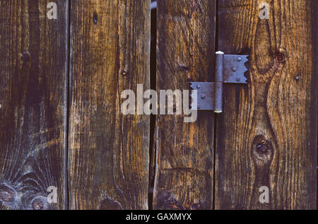Vecchio arrugginito cerniera sulla porta di legno Foto Stock