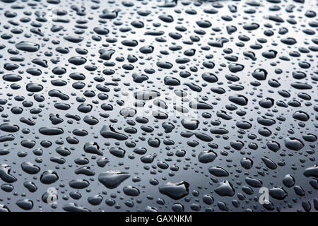 Le goccioline di acqua su una superficie liscia Foto Stock