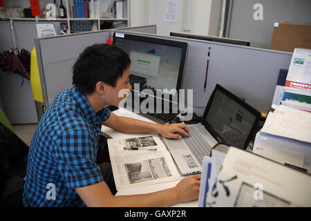 Un giovane studente sta usando il suo computer portatile per la progettazione di qualcosa nel pubblico Design Lab presso la Hong Kong Polytechnic University. Hung Hom, Hong Kong. Foto Stock