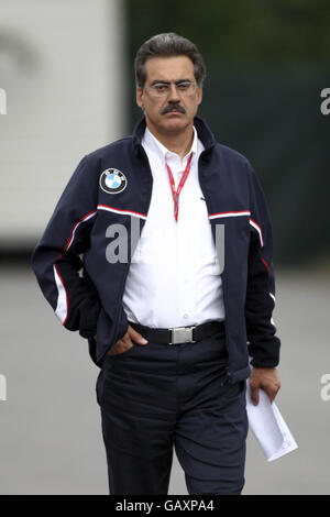 Formula uno Motor Racing - Gran Premio di Francia - Practice Day - Magny Cours. Mario Theissen, direttore del team BMW Sauber Motorsport Foto Stock