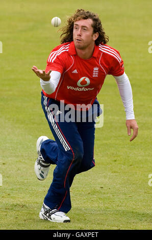 Cricket - NatWest Series - Third One Day International - Inghilterra / Nuova Zelanda - Inghilterra Nets Session - County Ground. Ryan Sidebottom in Inghilterra durante un'esercitazione durante una sessione di reti al County Ground, Bristol. Foto Stock