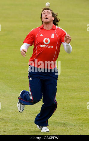 Ryan Sidebottom in Inghilterra durante un'esercitazione di fielding durante una sessione di reti al County Ground, Bristol. Foto Stock