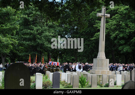 Soldati del secondo Battaglione il reggimento paracadute (2 PARA), portano la bara di Nathan Cuthbertson privato da Sunderland e anche del secondo Battaglione il reggimento paracadute (2 PARA), al cimitero di Monkwearmouth dopo il suo servizio funerale a Sunderland Minster, Sunderland. Foto Stock