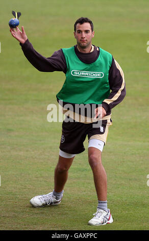 Matthew Spriegel di Surrey Brown Caps durante il riscaldamento pre-partita. Foto Stock