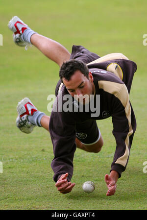 Cricket - Twenty20 Cup 2008 - South Division - Surrey Brown Caps / Hampshire Hawks - The Brit Oval. Matthew Spriegel di Surrey Brown Caps durante il riscaldamento pre-partita. Foto Stock