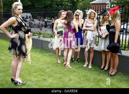 Corse di cavalli - il Royal Ascot Meeting 2008 - Day Four - Ascot Racecourse. Il quarto giorno ad Ascot, i goers di corsa si riuniscono fuori dello stand principale ad Ascot Racecourse, Berkshire. Foto Stock