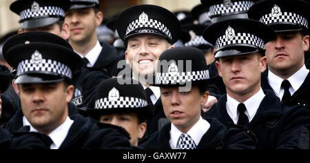 Gli agenti di polizia durante una sfilata di passaggio al college di polizia di Tulliallan, a Fife, fanno parte dell'impegno del governo scozzese di aumentare il numero di poliziotti in Scozia. Foto Stock