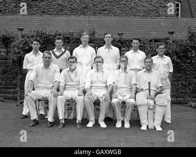 La squadra di cricket della Royal Navy. Back row, da sinistra a destra, 2o tenente BRE Persse, tenente K Robertson, tenente RB Beel, tenente DB Nolan, sub tenente David Newsom, tenente chirurgo JT Harries. Prima fila, da sinistra a destra, il comandante John Bayer, il tenente comandante Gerry Tordoff, il comandante CAW Weston, il comandante RH Martin e il tenente Neil Durden-Smith. Foto Stock