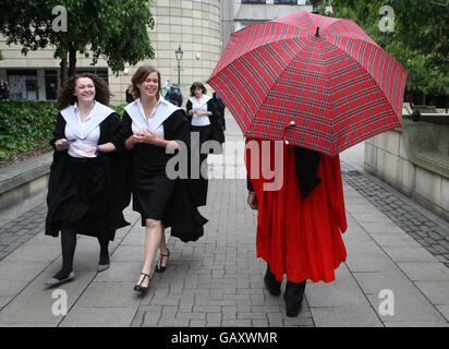 Gli studenti arrivano per la cerimonia di laurea presso la McEwan Hall nel centro di Edimburgo. Foto Stock