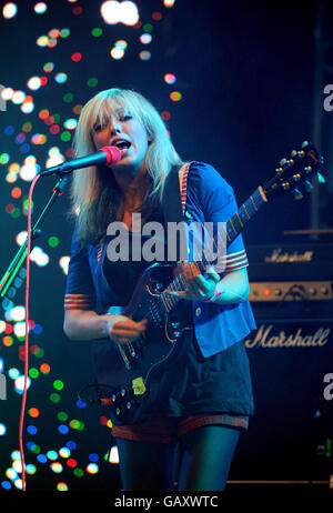 I Ting Tings si esibiscono sul John Peel Stage durante il primo giorno del Glastonbury Festival, Somerset. Foto Stock