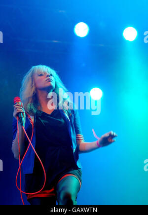 I Ting Tings si esibiscono sul John Peel Stage durante il primo giorno del Glastonbury Festival, Somerset. Foto Stock