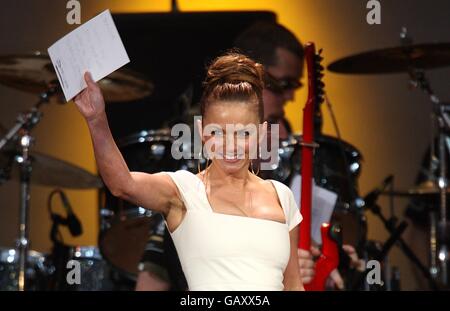 Geri Halliwell in scena durante il concerto del 46664 in onore del novantesimo compleanno di Nelson Mandela ad Hyde Park, Londra. Foto Stock