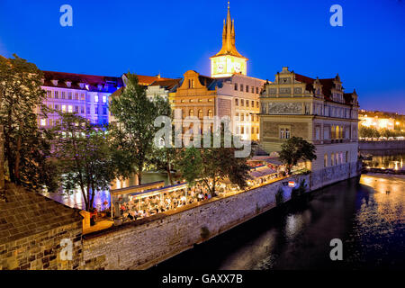 Ristorante lungo il fiume Moldava in Staré Mesto, Praga Foto Stock