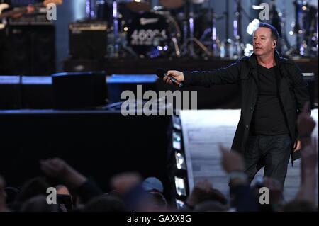 Jim Kerr, cantante della band pop britannica Simple Minds, si esibisce durante il concerto del 46664 in onore del novantesimo compleanno di Nelson Mandela ad Hyde Park, Londra. Foto Stock