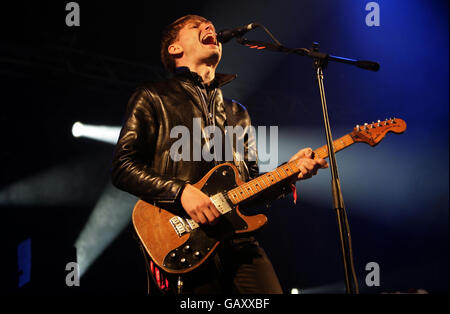 Franz Ferdinand esegue un concerto segreto sul Park Stage durante il primo giorno del Glastonbury Festival, Somerset. Foto Stock