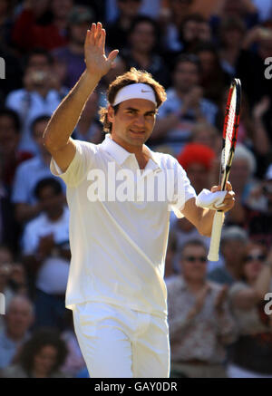 Roger Federer in Svizzera celebra la vittoria contro Mario Ancic in Croazia durante i Campionati di Wimbledon 2008 presso l'All England Tennis Club di Wimbledon. Foto Stock