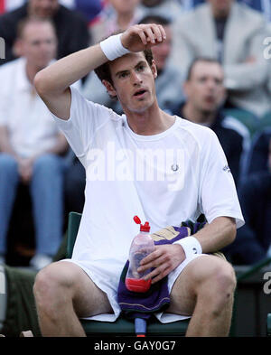 andy Murray della Gran Bretagna durante la sua partita contro il spagnolo Rafael Nadal durante i Wimbledon Championships 2008 presso l'All England Tennis Club di Wimbledon. Foto Stock