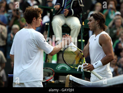 Il spagnolo Rafael Nadal scuote le mani con Andy Murray della Gran Bretagna durante i Campionati di Wimbledon 2008 all'All England Tennis Club di Wimbledon. Foto Stock