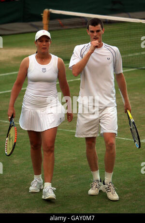Il Jamie Murray della Gran Bretagna celebra la vittoria nel suo doppio match misto con il Liezel Huber degli Stati Uniti (a sinistra) durante il Wimbledon Championships 2008 presso l'All England Tennis Club di Wimbledon. Foto Stock