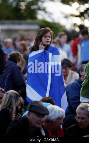 Ailie MacGeach di Aviemore, reagisce mentre guarda Andy Murray della Gran Bretagna in azione contro Rafael Nadal della Spagna durante i Campionati di Wimbledon 2008 presso l'All England Tennis Club di Wimbledon. Foto Stock