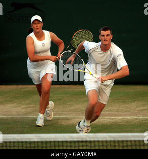 Il Jamie Murray della Gran Bretagna in doppia azione mista con Liezel Huber degli Stati Uniti durante i Campionati di Wimbledon 2008 presso l'All England Tennis Club di Wimbledon. Foto Stock
