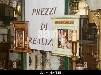 Oggetti di antiquariato e di seconda mano mercato, Piazza dei Ciompi square, Firenze, Italia Foto Stock