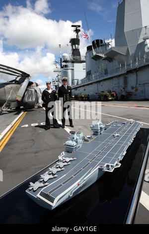 3 miliardi, siede sul ponte di volo dell'HMS Ark Royal, mentre si trova nel molo a Portsmouth. Foto Stock