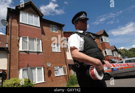 Una vista generale degli appartamenti a Stirling Gardens, New Cross, Londra, dove due studenti francesi sono stati legati, torturati e uccisi la domenica. Foto Stock