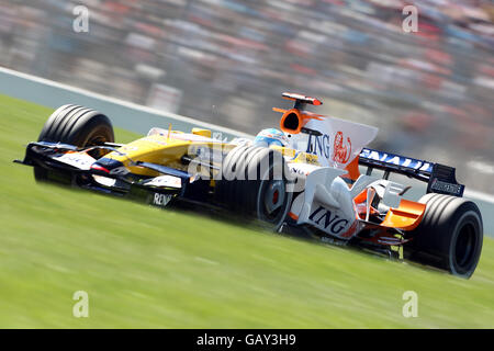 Fernando Alonso della Renault in qualifica per il Gran Premio di Magny-Cours, Nevers, Francia. Foto Stock