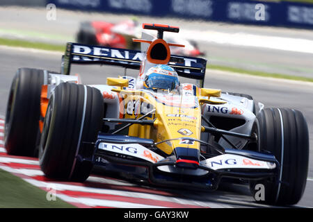 Fernando Alonso della Renault in qualifica per il Gran Premio di Magny-Cours, Nevers, Francia. Foto Stock