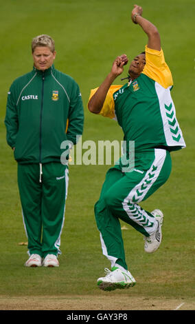 Makhaya Ntini del Sud Africa durante una sessione di reti a Lord's, Londra. Foto Stock