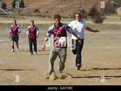 Il Principe Harry e i membri della Casa Cavalleria prendono parte ad una partita di calcio 'Kick 4 Life' al Centro Thuso per i bambini disabili in Lesotho, Africa. Foto Stock