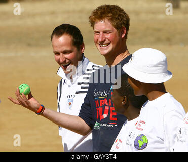 Il Principe Harry e i membri della Household Cavalry partecipano a giochi educativi che avvisano i bambini locali della minaccia dell'AIDS prima di una partita di calcio "Kick 4 Life" al Thuso Center for Disabled Children in Lesotho, Africa. Foto Stock