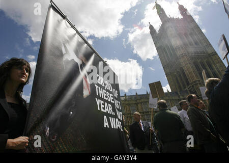 I membri della National Farmers' Union (NFU) si riuniscono al di fuori delle Camere del Parlamento nel centro di Londra, per fare pressione sull'azione del governo in materia di tubercolosi bovina. Foto Stock