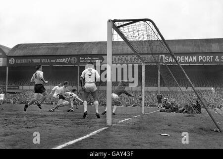 David Gaskell, il portiere del Manchester United si tuffa come una testata dal centro di Southampton in avanti George Kirby va largo. Nella foto sono anche la metà centrale di Bill Foulkes United (5), Noel Cantwell la parte posteriore sinistra (3), e George o'Brien, l'interno destro di Southampton (8). United ha vinto 1-0. Foto Stock